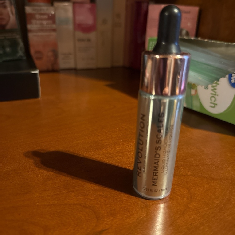 Revolution Mermaid Scales Liquid Highlighter - Iridescent Silver
